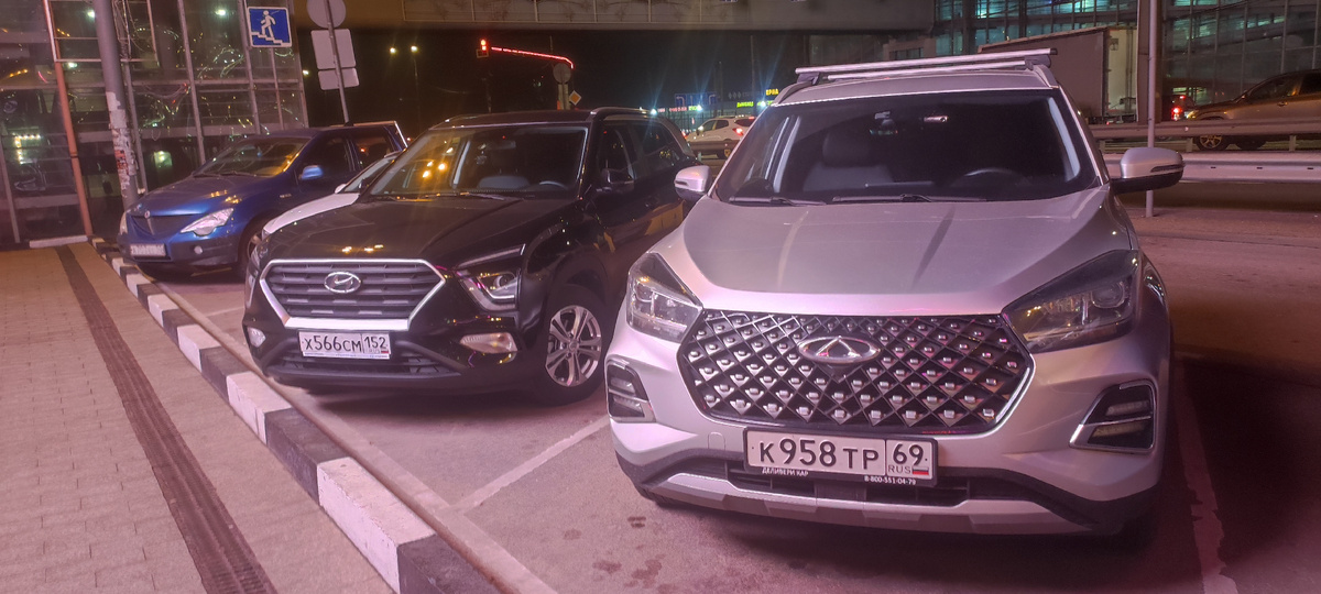 Chery Tiggo 4 Pro  и Hyundai Creta припарковались рядом