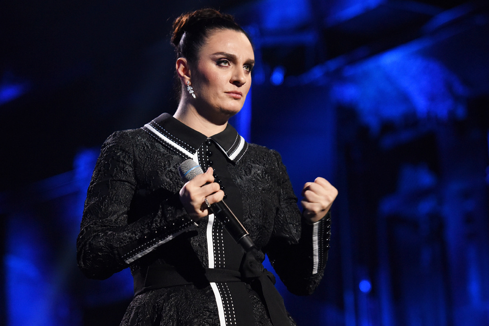 Певица на сцене. Фото Яндекс.Картинки. 