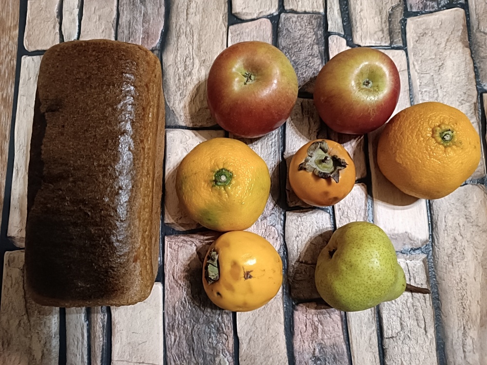 Хлеб и фрукты