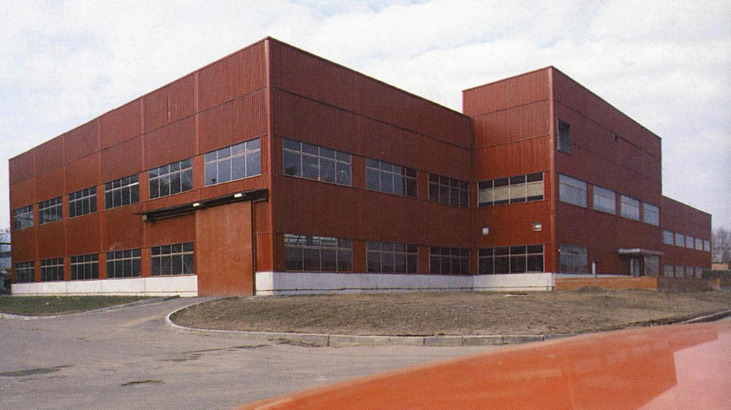 Дизайн-центр НАМИ площадью 5,08 тысяч кв. м был сдан в эксплуатацию 31 октября 1990 года. Здание возвела финская подрядная организация Arana.