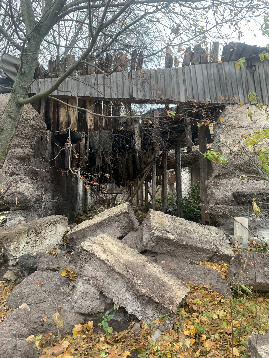 Вот такой вид открывается за вокзалом.