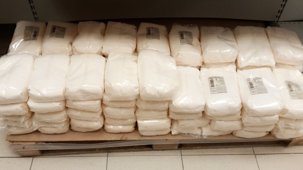 Может, перекупы, может, любители сладкого чая. Кто их знает? Ясно одно – как только где-то промелькнёт новость про кризис, двери в Магниты и Пятерочки с 8-ми утра будут осаждать бабки с авоськами. Запасающиеся на случай «мало ли чего». 