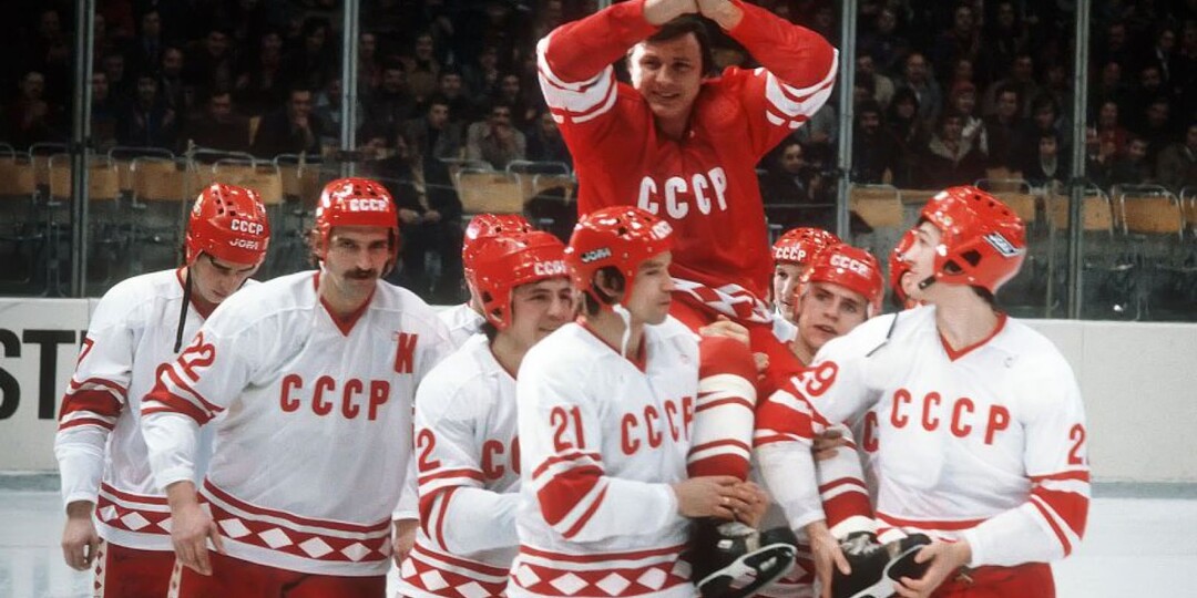 Красная и белая хоккейная форма сборной СССР. Какая смотрелась лучше?