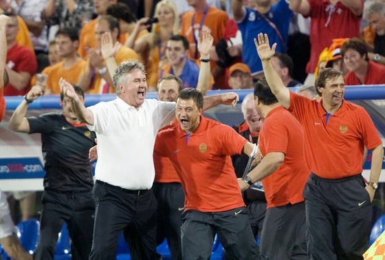    Чемпионат Европы по футболу. Россия побеждает Нидерланды со счетом 3-1. Российскую сборную тренирует голландец Гус Хиддинк (слева)