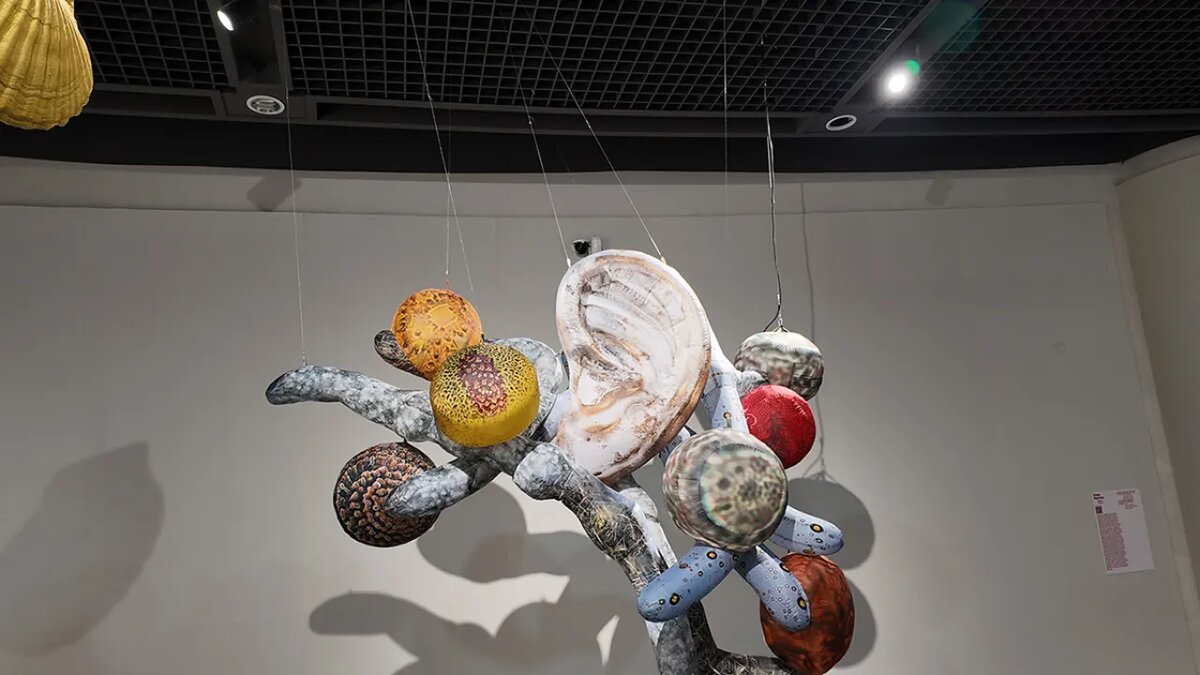    Ирина Корина. Инсталляция: вотивная фигура «Серебряное ухо», споры цветочной пыльцы, формула шоколада