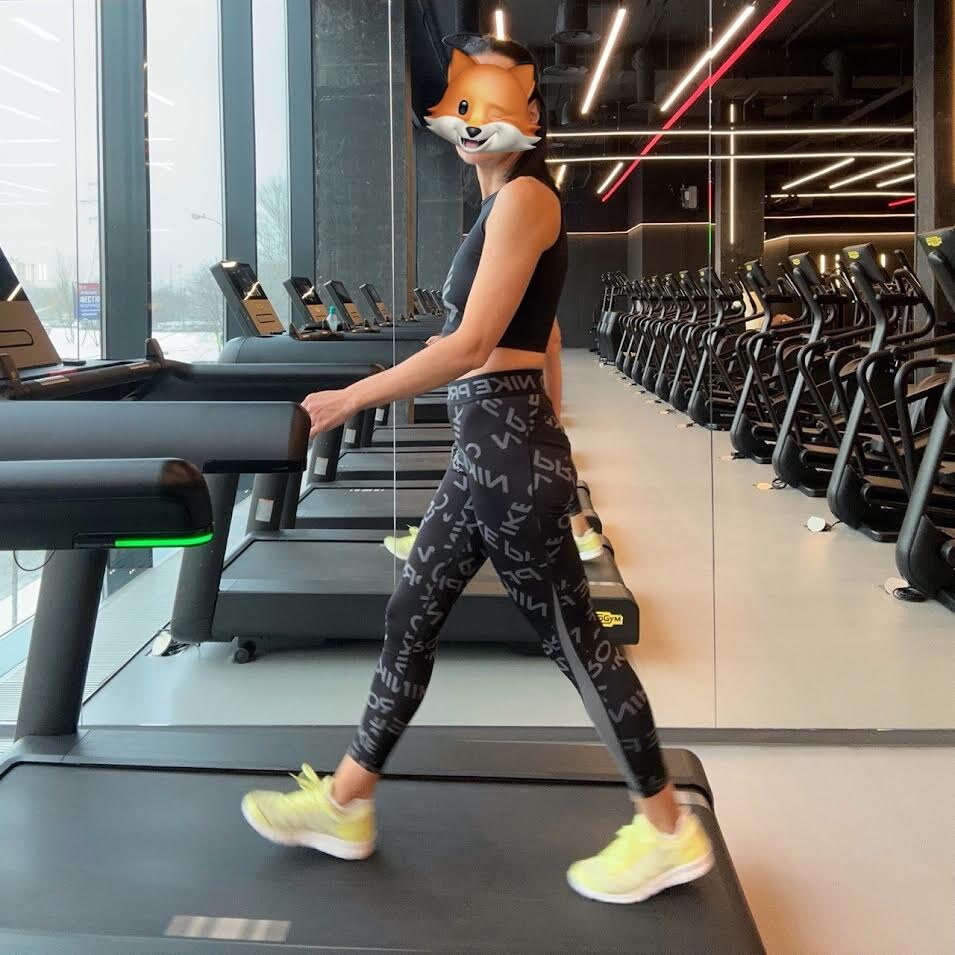 Летом предпочитаю гулять по городу, а в холода предпочитаю кардио в теплом помещении