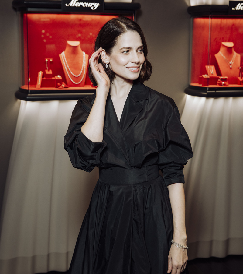 Юлия Снигирь в серьгах и браслете, все Mercury Classic 