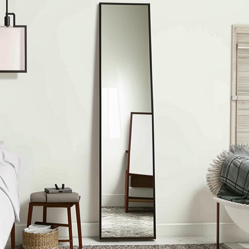 Высокое узкое зеркало, установленное вертикально, добавляет высоты комнате.