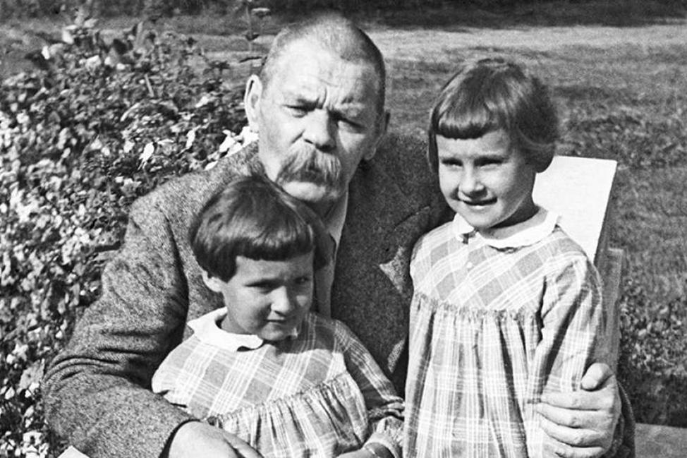 Любящий дедушка и его внучки