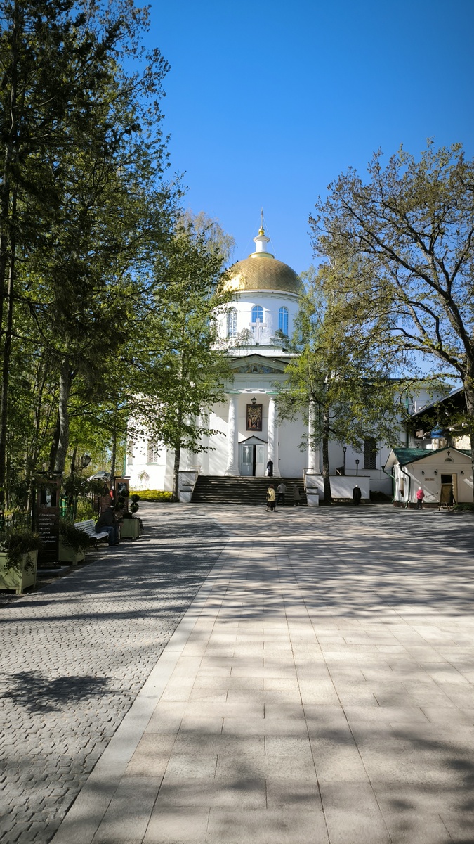 Недавно я посетил Печорский монастырь, и это было словно погружение в другую эпоху. С самого момента входа на территорию меня охватило чувство умиротворения — тишина нарушалась только пением птиц и звоном колоколов. Каменные стены, обвитые зелеными лозами, создавали ощущение уюта и защищенности.Архитектура монастыря восхищает: высокие церкви с яркими куполами, покрытыми золотом, словно сияли на фоне голубого неба. Я запомнил множество красивых фресок, каждая из которых рассказывает свою историю. Особенно впечатлил главный собор с его величественными арками и уютным внутренним двориком, где стояли свечи, мягко горящие в полумраке.Прогуливаясь по тропинкам, окруженным цветущими садами и старыми деревьями, я чувствовал, как время здесь останавливается. Словно каждый камень, каждый лист говорил о жизни монахов и их духовном пути. Когда я зашел в одну из келий, меня поразила простота и аскетичность обстановки, подчеркивающая преданность и веру.Экскурсоводы делились историями о богатой культурной и духовной традиции монастыря, что лишь усиливало атмосферу святости. Я покинул Печорский монастырь с ощущением глубокой связи с историей и природы, и желание вернуться снова только усиливалось.