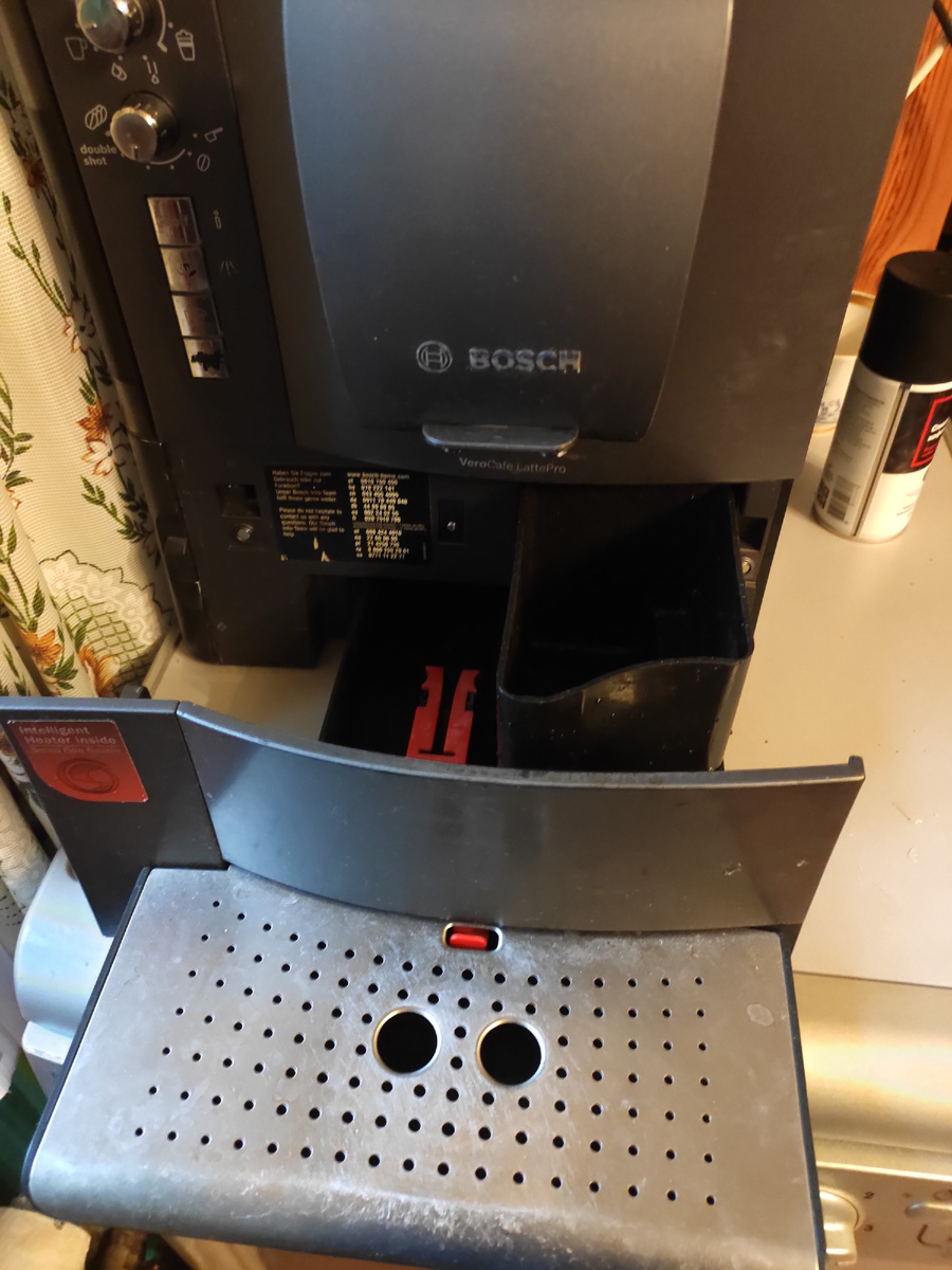 Поддон кофемашины и коробка для сбора остатков кофе. Чтобы вытащить просто возьмите в двух сторон руками и потяните на себя.