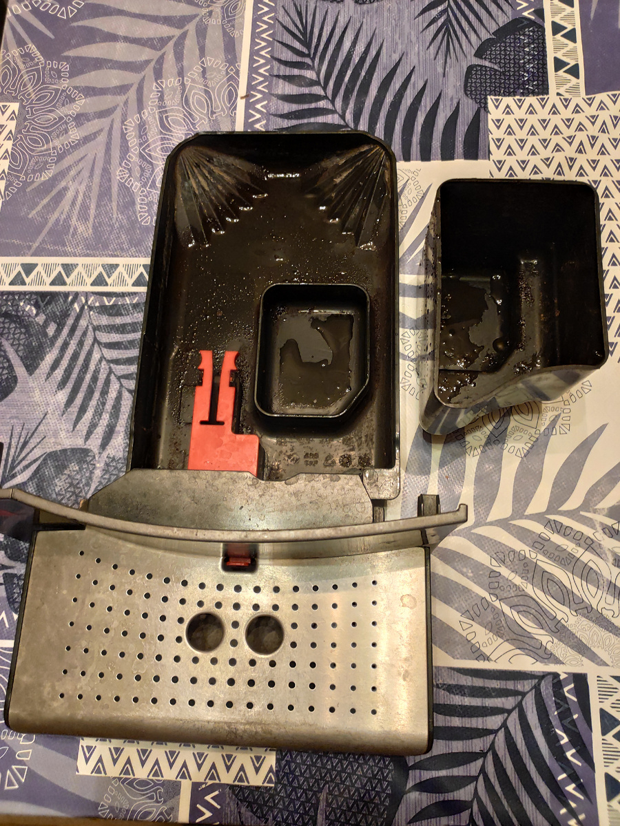 Коробка просто стоит в поддоне, чтоб достать никаких услилий не нужно. Установить назад неправильно, не получиться, из-за особой формы.