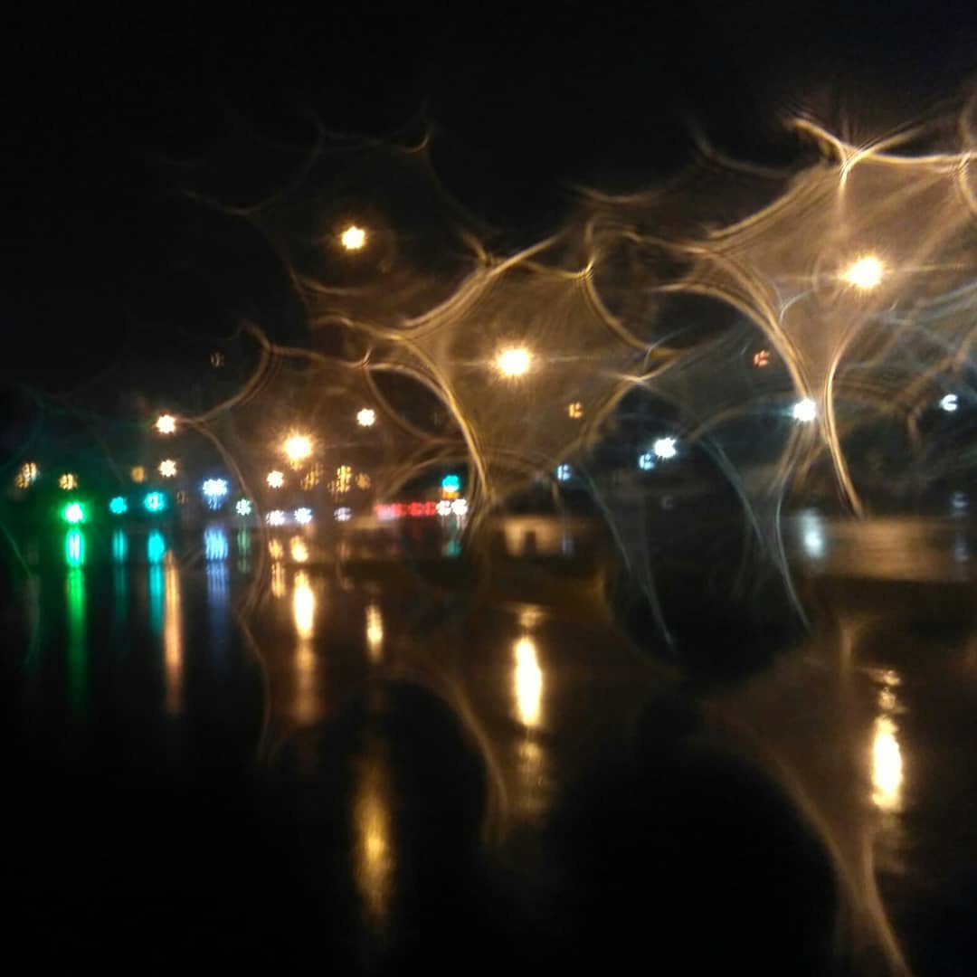 без фильтра, интересный кадр получился благодаря дождю и каплям, которые попали на телефон