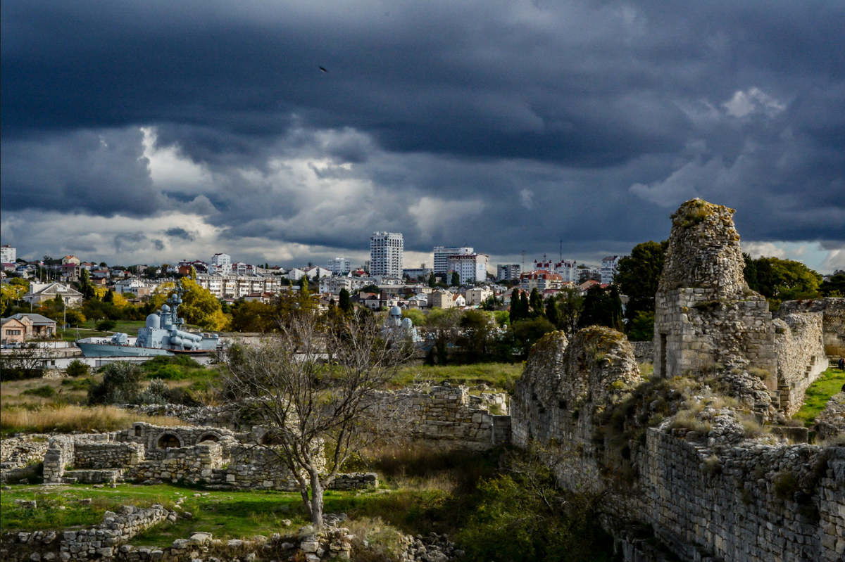 Фото со стороны центрального входа в Херсонес. Фото Сергея Малышева.