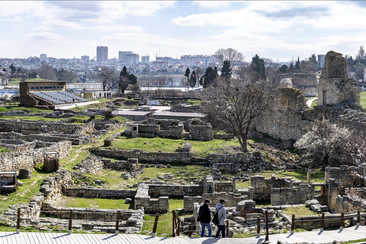 Панорама стены и новой театральной площадки. Фото Сергея Малышева.Более развёрнутая панорама.