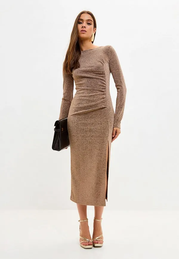 Коктейльное платье с золотым сиянием, с драпировкой и разрезом