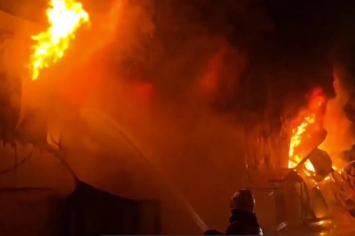    В Красноярском крае загорелся склад на площади 1,2 тыс. кв. м