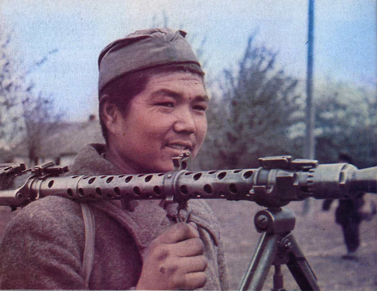 Хиви несет немецкий пулемет