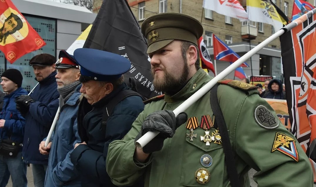 Начать надо с того, что правые встретили Октябрь в расколотом до предела состоянии... Впрочем, современным идейным левым или правым состояние сие должно быть отчасти знакомо...