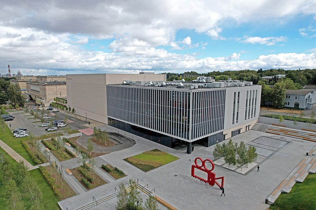 Новый киноконцертный комплекс и съемочный павильон киностудии «Мосфильм».