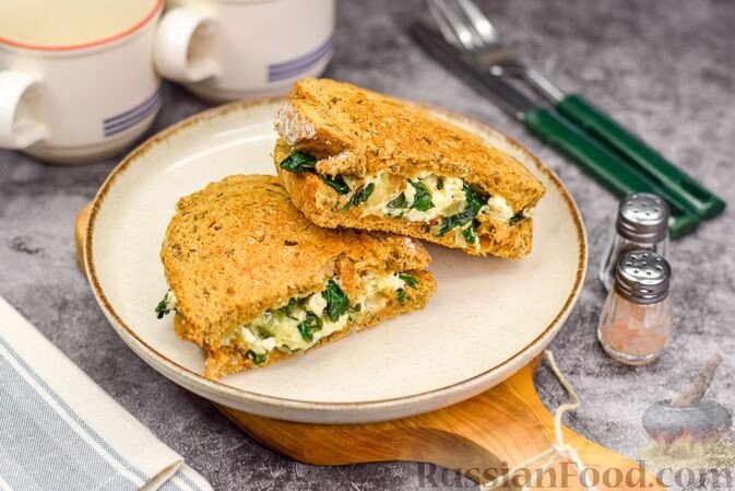 хлеб, шпинат, лук репчатый, сыр твёрдый, сыр фета, масло оливковое