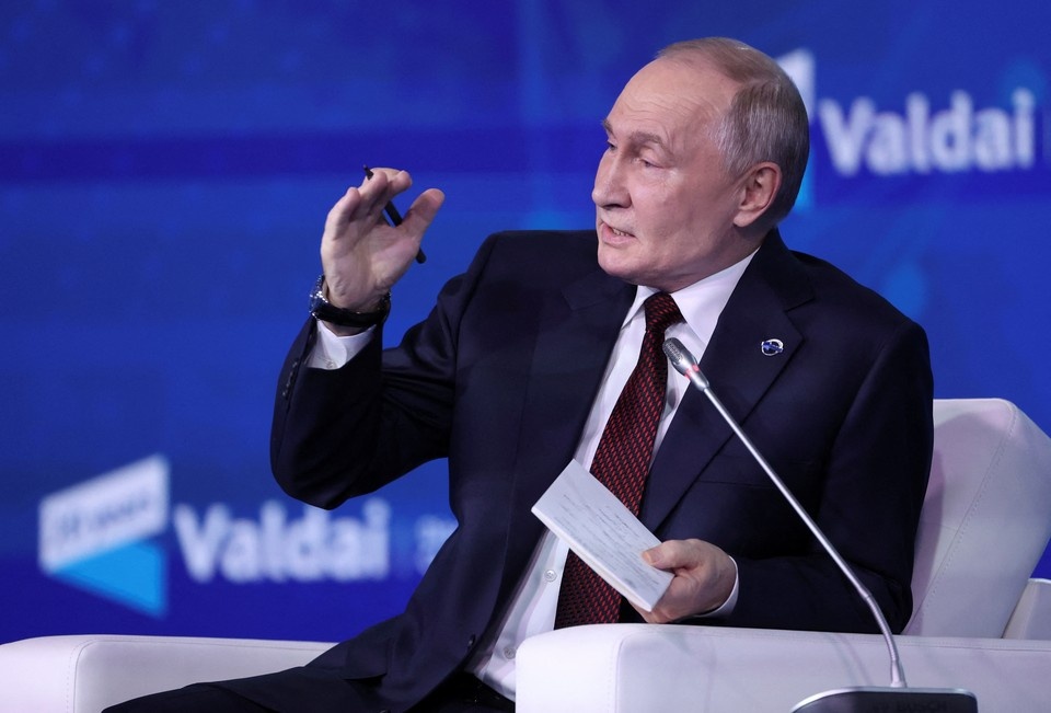 Удиви меня. Она ответила на мой вопрос. Поставленные вопросы. На вопросы не отвечаю. Она ответила на мой вопрос.
