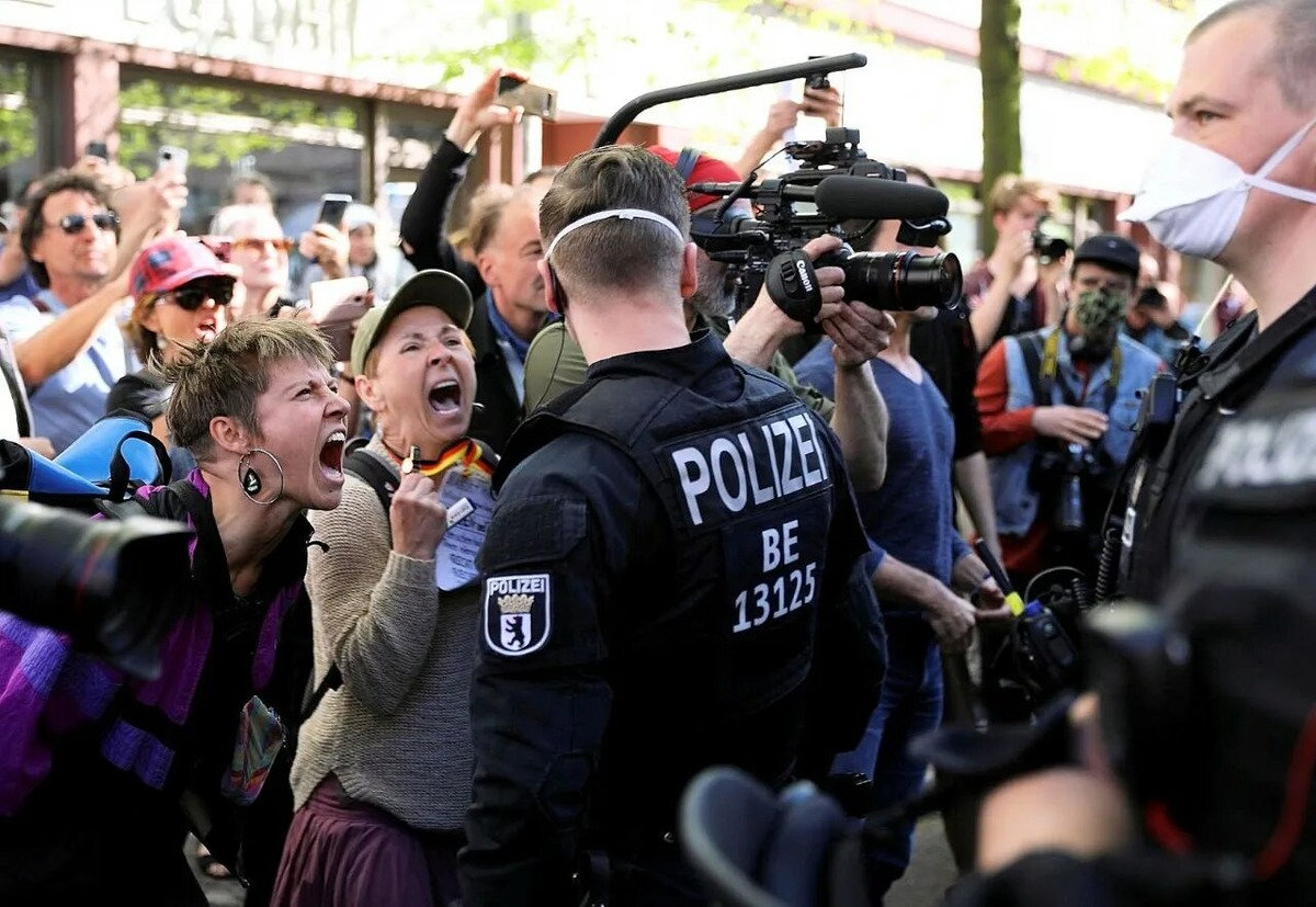 Законопослушные немцы.