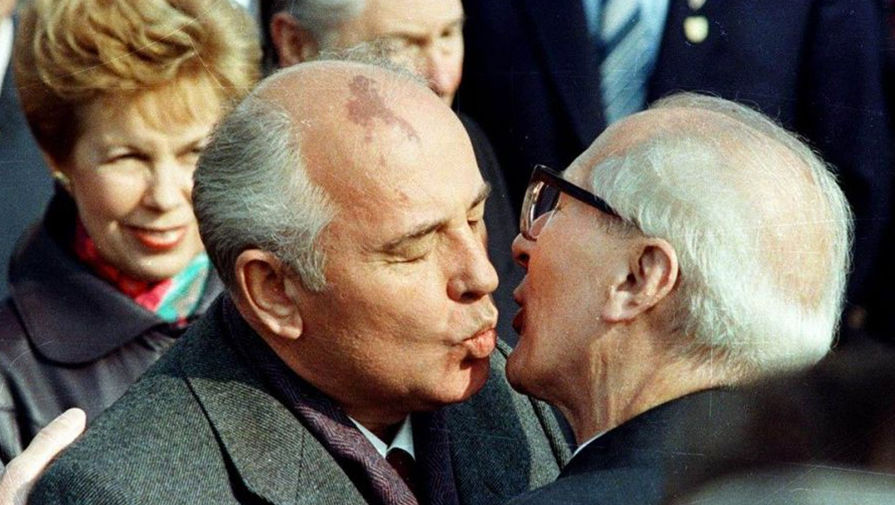 Поцелуй Иуды или миг до предательства (до сдачи ГДР). Наш Михаил Сергеевич и руководитель ГДР Эрих Хонеккер.