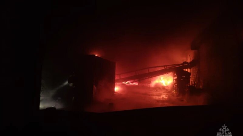     В Барнауле ликвидируют огромный пожар в гаражном боксе. МЧС Алтайского края.