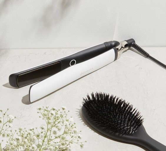 К таким инструментам относятся различные утюжки, плойки и фены