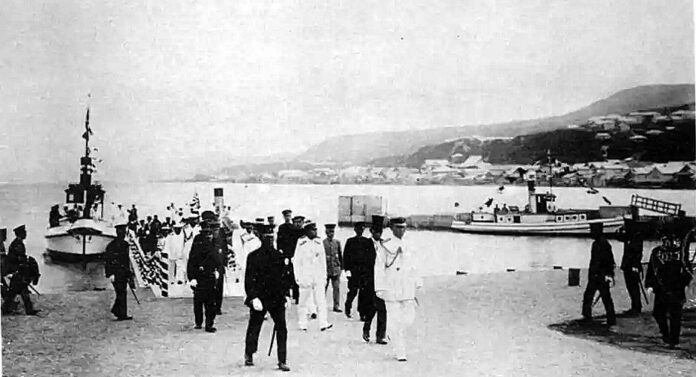 Хирохито высадился в Маоке в районе современной площади Мира в Холмске.