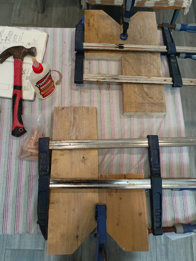 напилила детали и положила клеиться