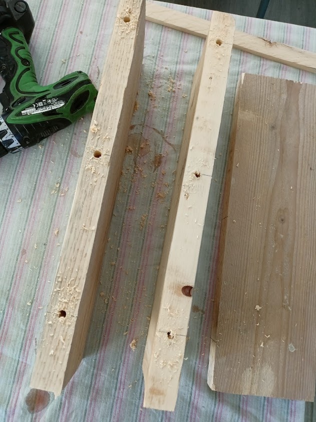 просверлила отверстия под шканты