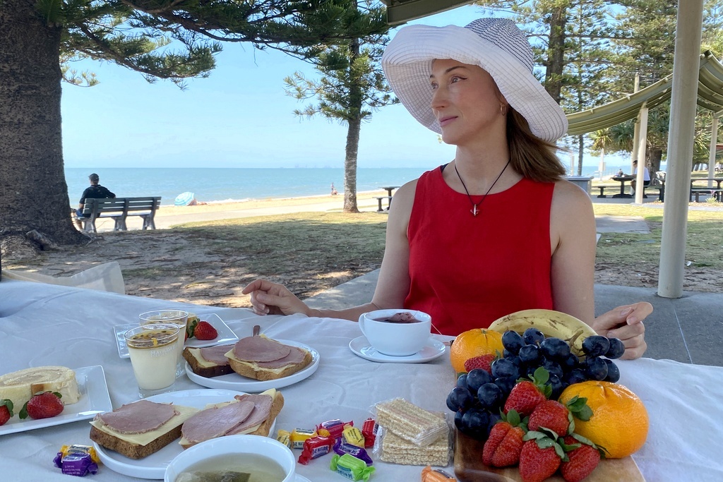 Мой душевный дружок Светочка в своём красном-прекрасном наряде, фото (как и следующие) из домашнего архива