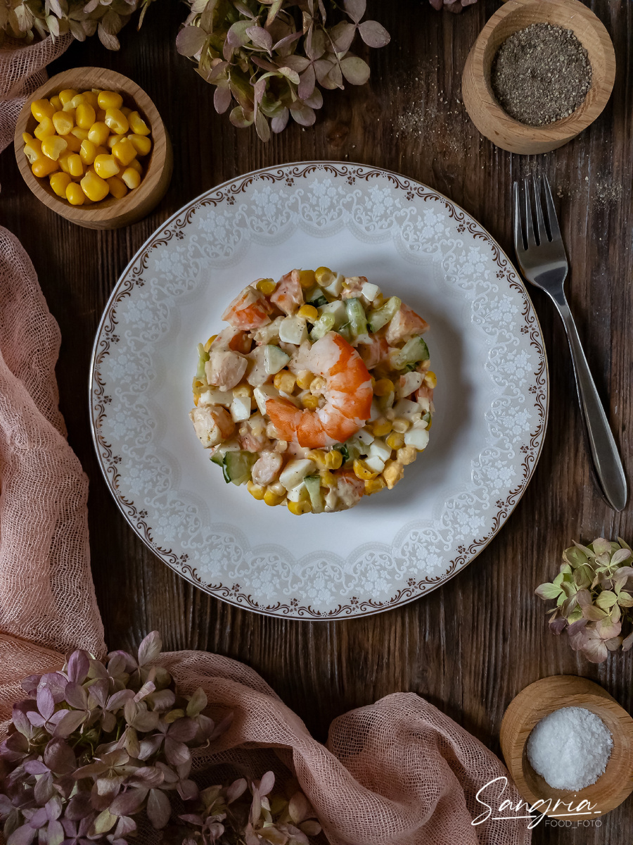 Салат с кукурузой и креветками 