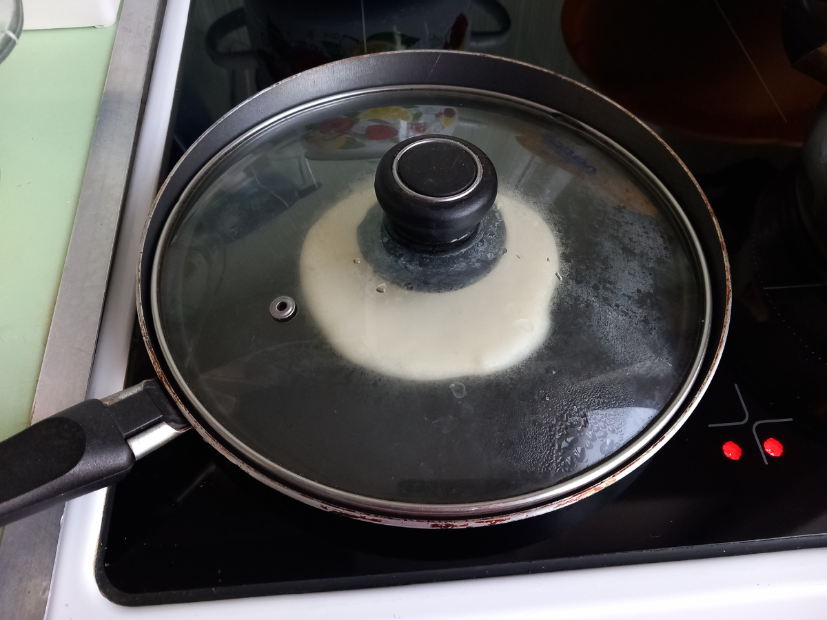 Выпекают панкейки по одному