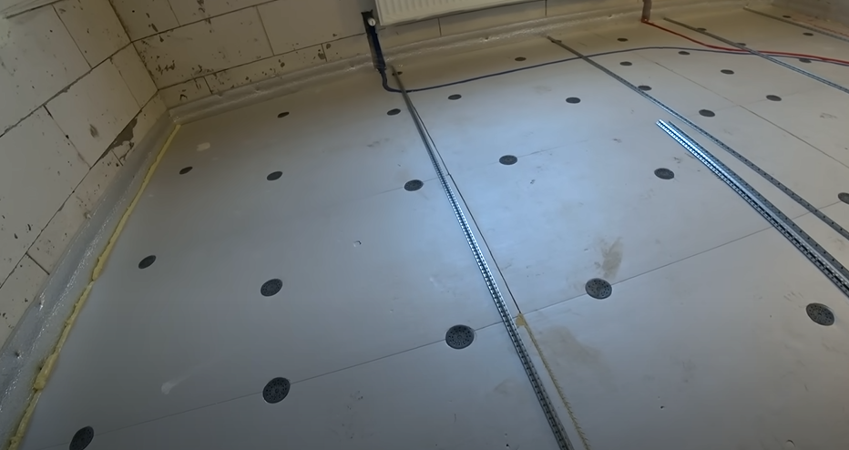 Технология выставление маяков (металлический профиль) для стяжки пола