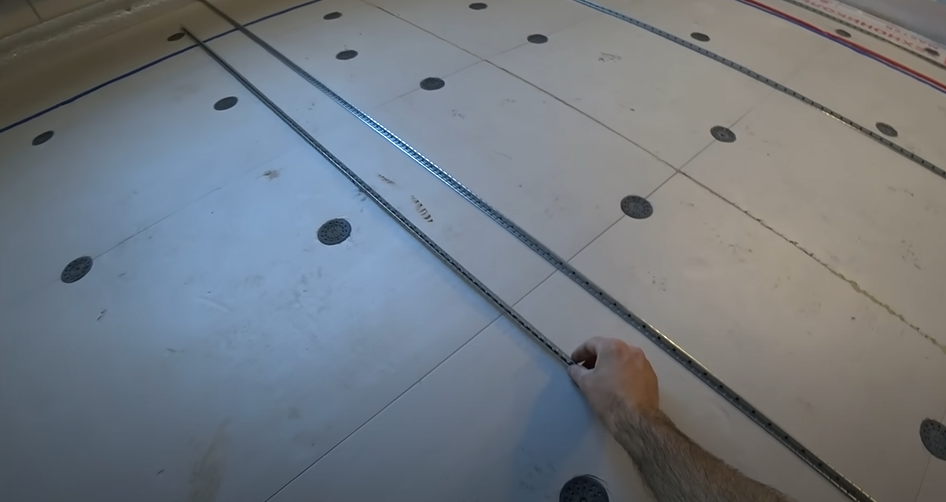 Технология выставление маяков (металлический профиль) для стяжки пола