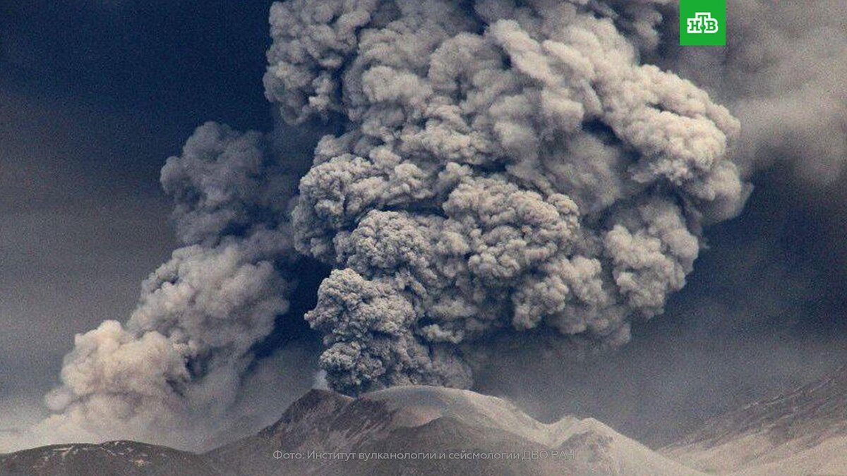    Взрывное извержение вулкана Шивелуч на Камчатке попало на видео