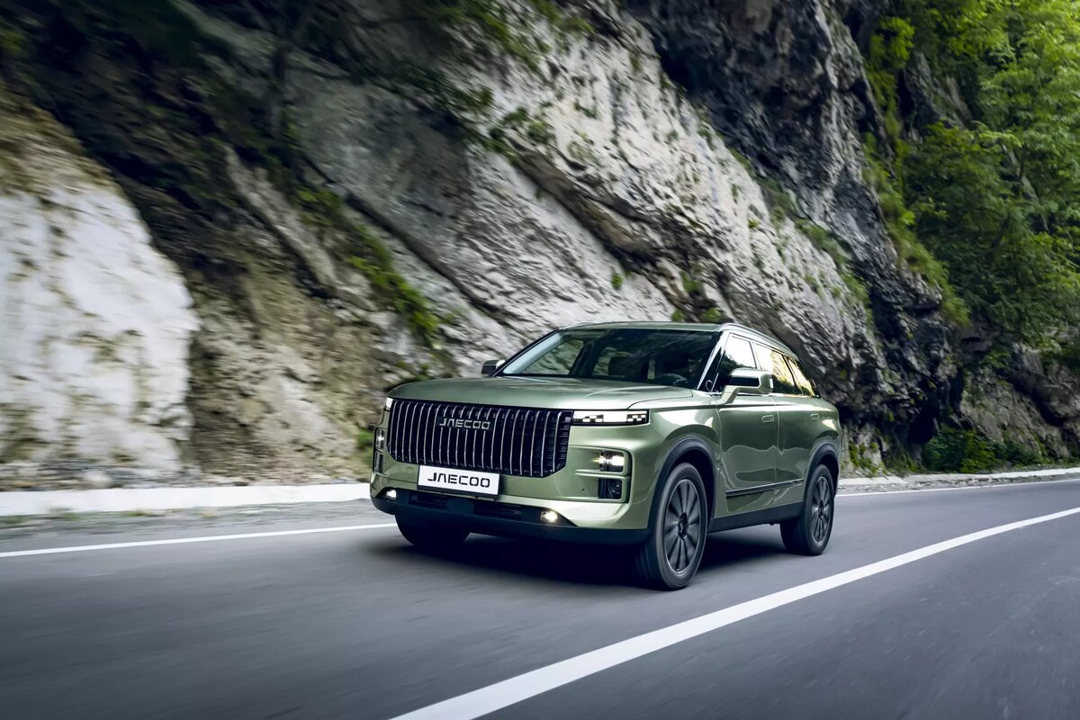    ### Компактный автомобиль /кроссовер 2024 года: Jaecoo J7 В этой категории в финал вышли Chery Tiggo 7 Pro Max, обновленный Geely Coolray, Jetour Dashing, полноприводная модификация Omoda C5 AWD и Jaecoo J7. Последний был признан лучшим: эта модель продается в России уже год, и она стала первенцем в линейке марки Jeacoo на нашем рынке.   
Jaecoo