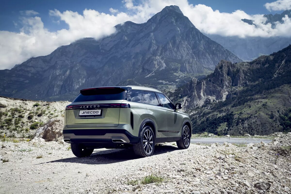    По состоянию на начало ноября 2024 года [Jeacoo J7](https://motor.ru/testdrives/jaecoo-j7.htm) предлагается в России в нескольких модификациях: с мотором объемом 1,6 литра мощностью 150 либо 186 лошадиных сил, с передним или полным приводом. Стоит кроссовер от 2 889 900 до 3 939 900 рублей.   
Jaecoo