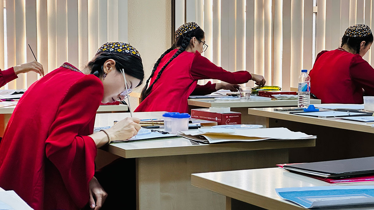 Гостями учебного заведения стали художница-миниатюрист Сайеде Хашеми и мастерица по золочению Наджме Хоссеини, которые в рамках культурно-образовательного сотрудничества между Туркменистаном и Ираном проводят мастер-классы и делятся своими знаниями и опытом с молодыми художниками, открывая перед ними мир персидской живописи.