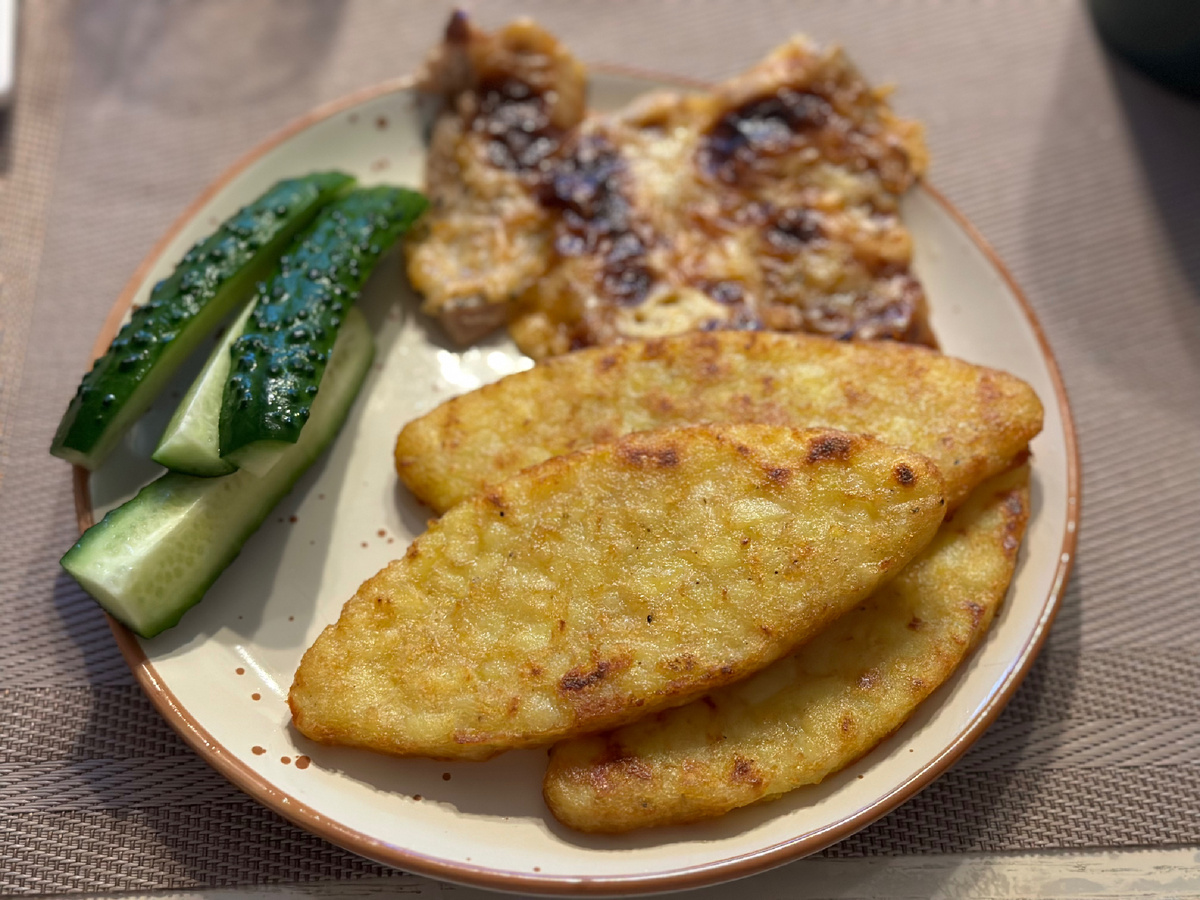 Хашбрауны, мясо по-французски, огурец