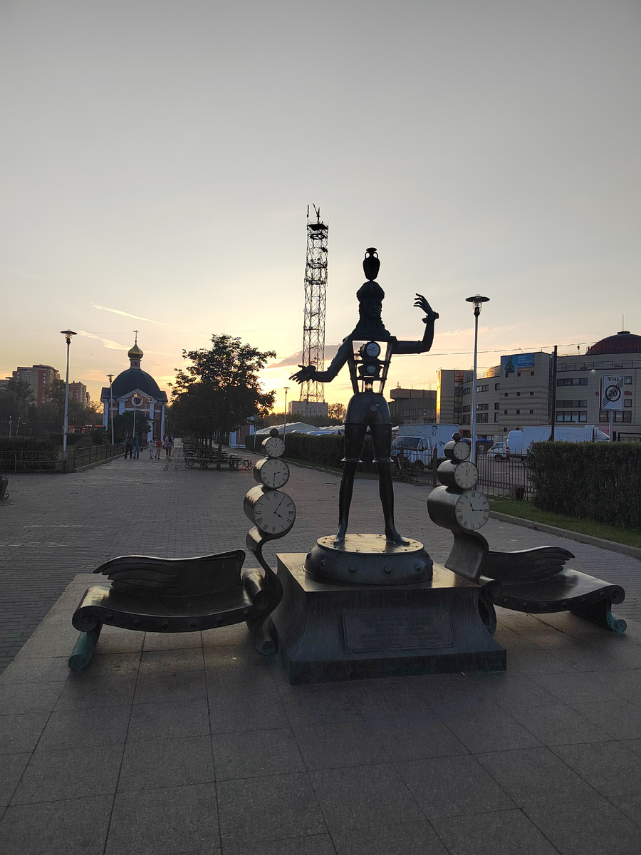 Маятник, который очень долгое время как бы насильно удерживался на одной стороне, на  в. полюсе продолжительного угнетения женской энергии, качнулся резко и крайне неожиданно в иную сторону, в другой полюс.... дойдя в нем до своего максимального положения.. 