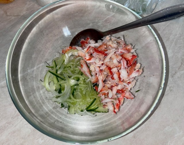    Крабово-луковый салат @MikeF.