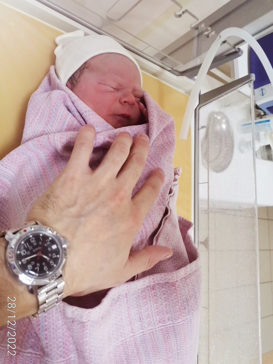 Одно из первых фото. Костя родился в 15:55.