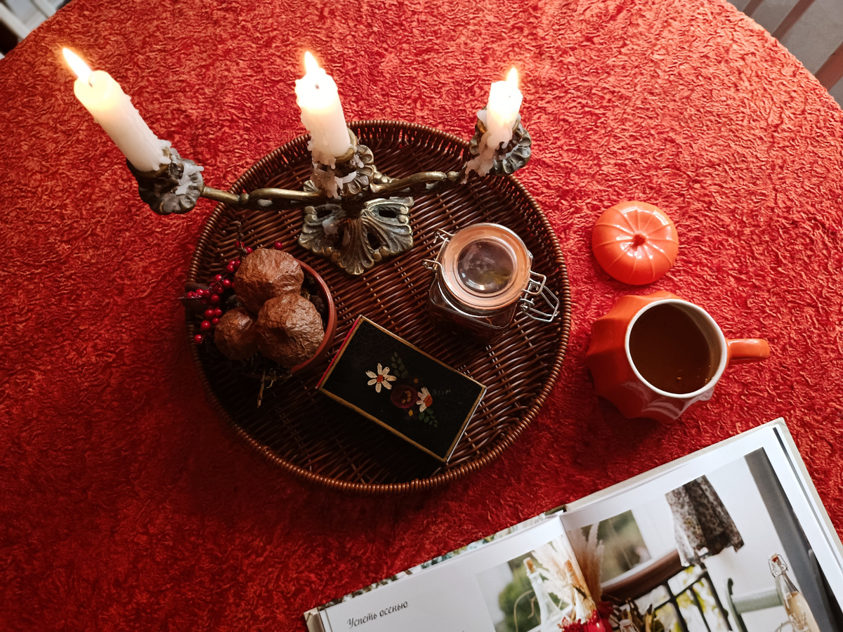 Свечи в доме не использую разве что летом - темнеет поздно, в остальные же сезоны зажигаю их постоянно, на кухне, в комнате вечером