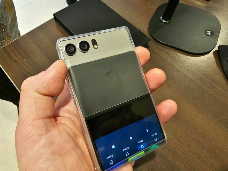    Motorola запатентовала смартфон с «безграничным» сканером отпечатков