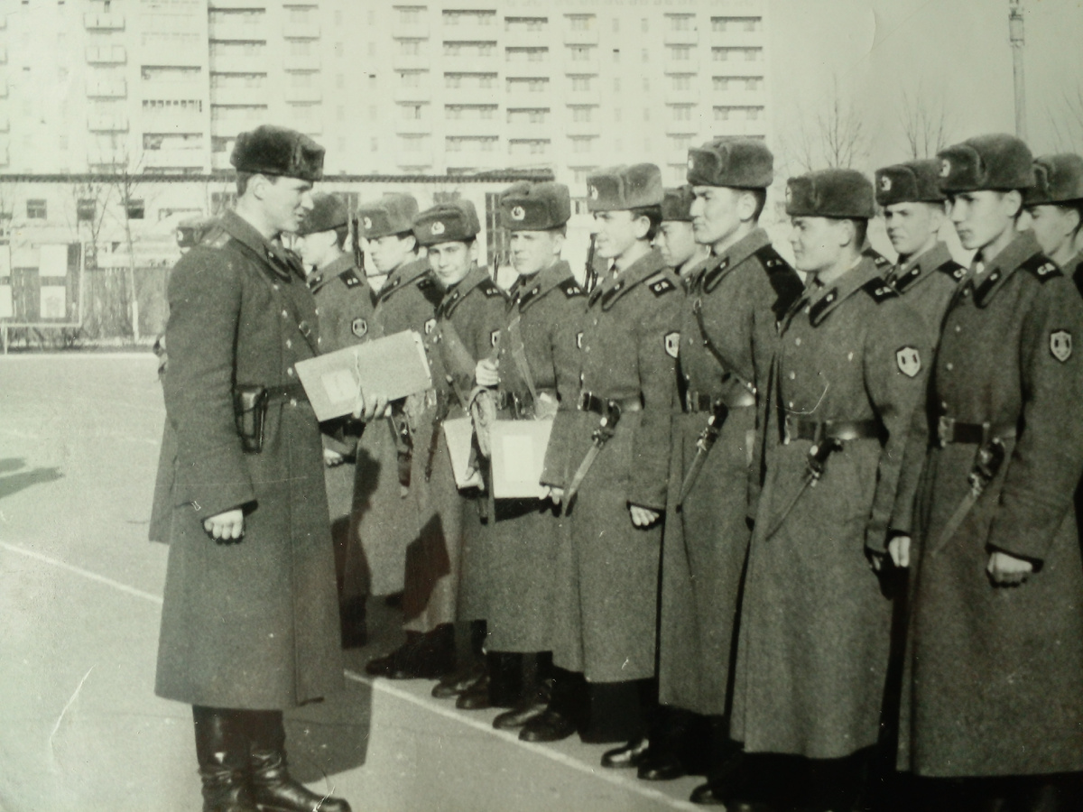 Развод в нашем полку. На заднем плане - спортивный комплекс.