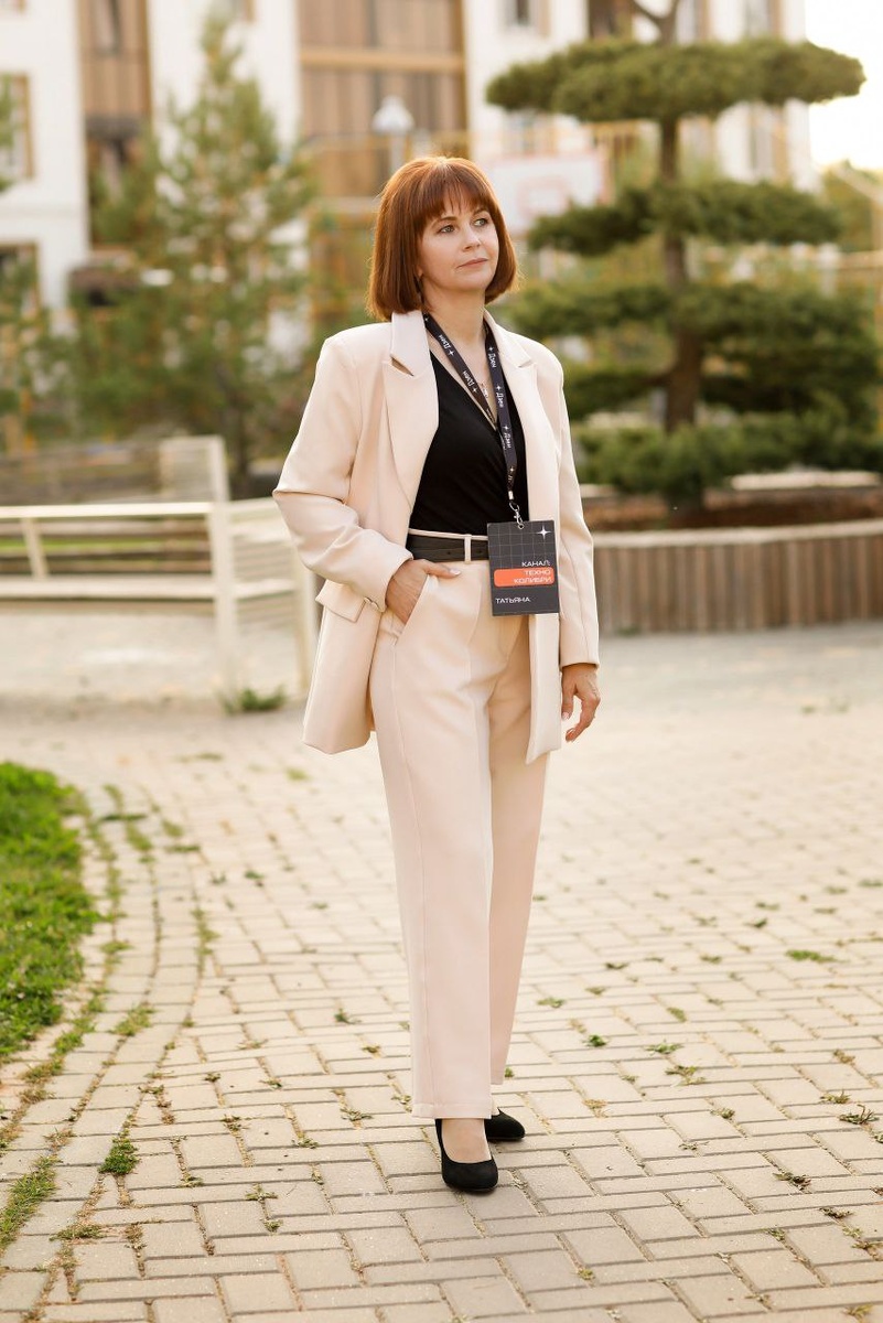 На фото автор канала "Техно Колибри" после награждения победителей конкурса «Контент Технология RUN» 30 мая 2024 года. Награду не получила, зато побывала в Москве!